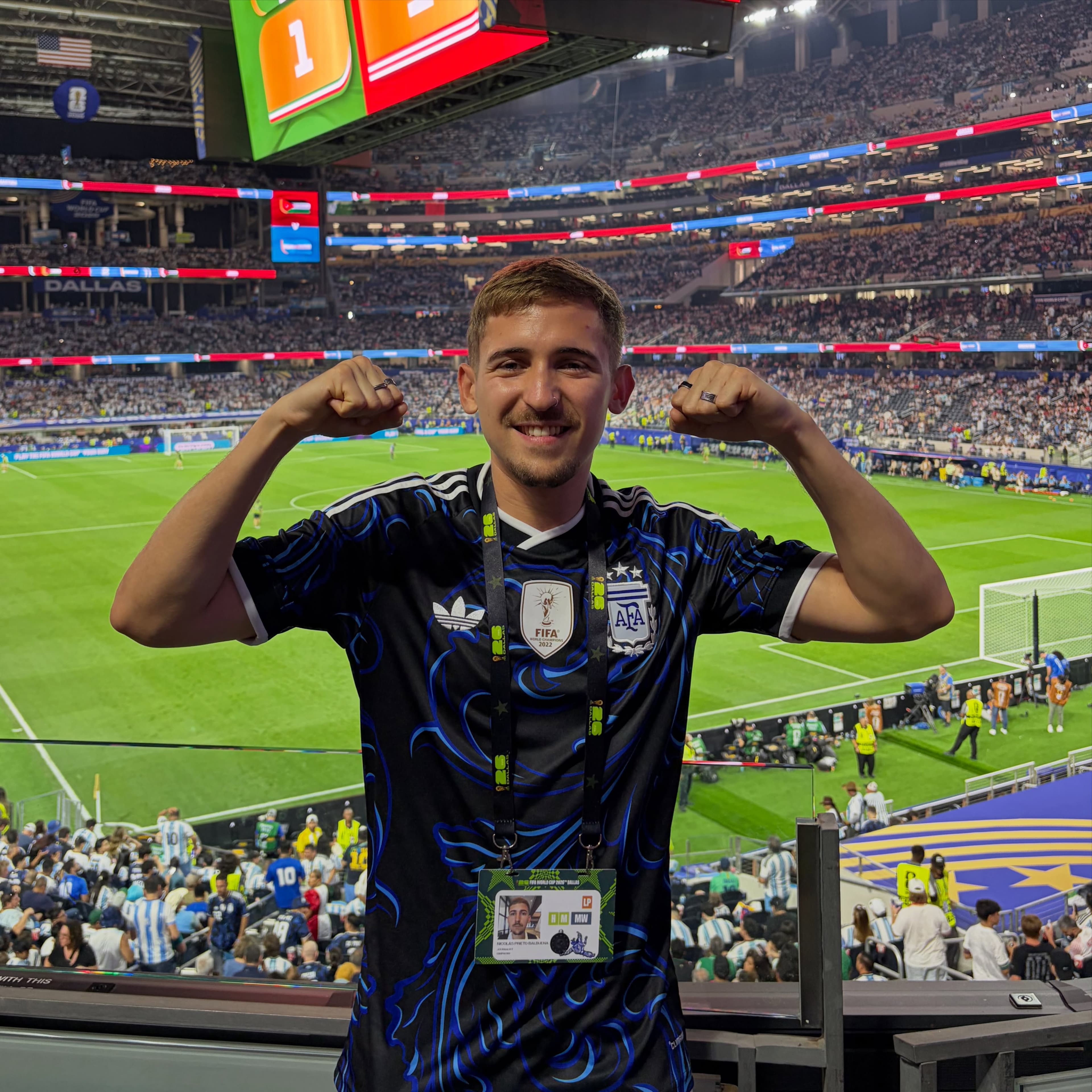 Nico Prieto, de Fútbol Cebado, con la camiseta argentina en un estadio